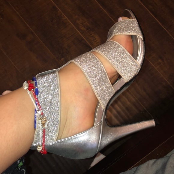 Silver Heels - Picture 2 of 3